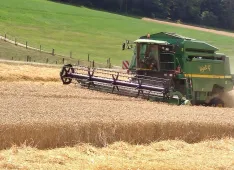 John Deere Mähdrescher (Foto: Urs Vögeli) John Deere Mähdrescher (Foto: Urs Vögeli)